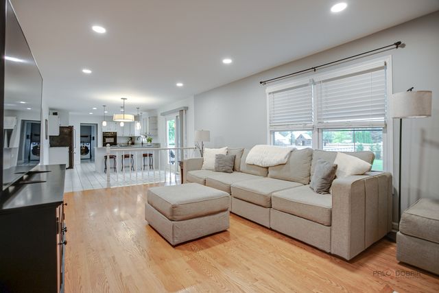 176 Adler Drive, Libertyville, IL 60048