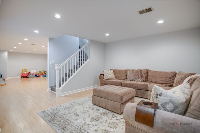 176 Adler Drive, Libertyville, IL 60048