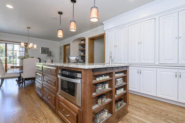 W302N1609 Crooked Creek COURT, Pewaukee, WI 53072