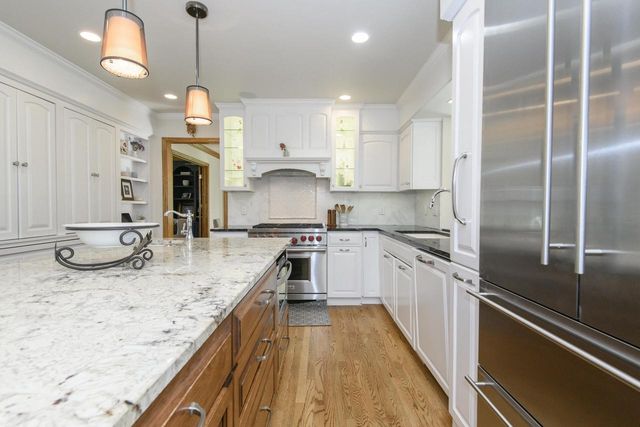 W302N1609 Crooked Creek COURT, Pewaukee, WI 53072