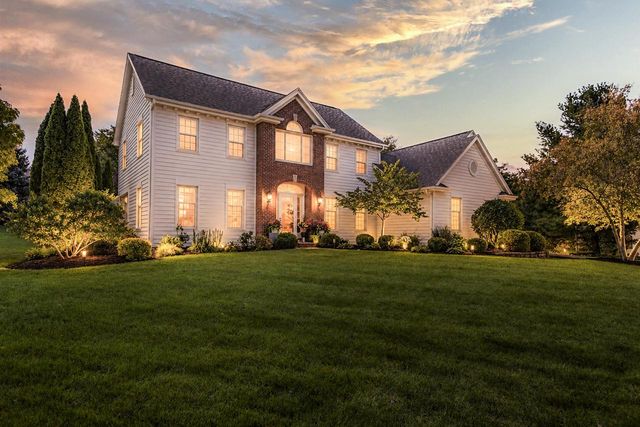 W302N1609 Crooked Creek COURT, Pewaukee, WI 53072