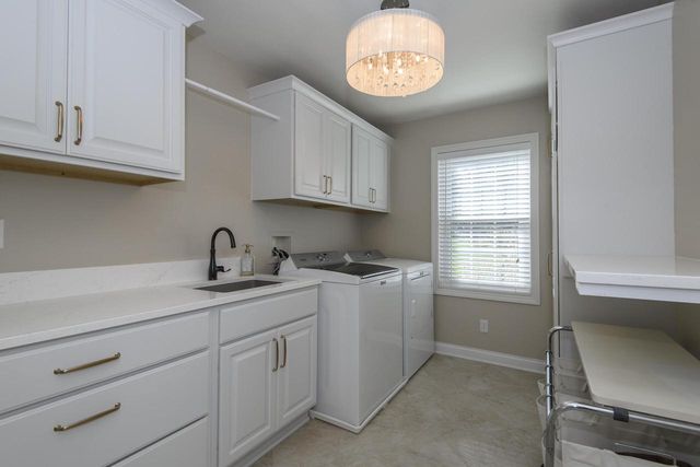 W302N1609 Crooked Creek COURT, Pewaukee, WI 53072