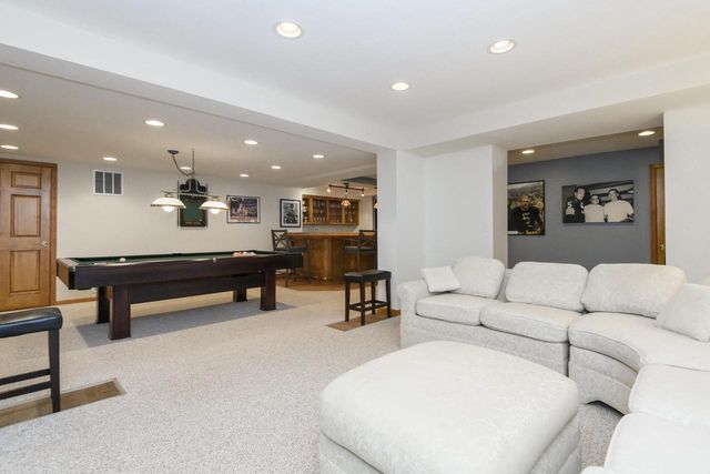 W302N1609 Crooked Creek COURT, Pewaukee, WI 53072