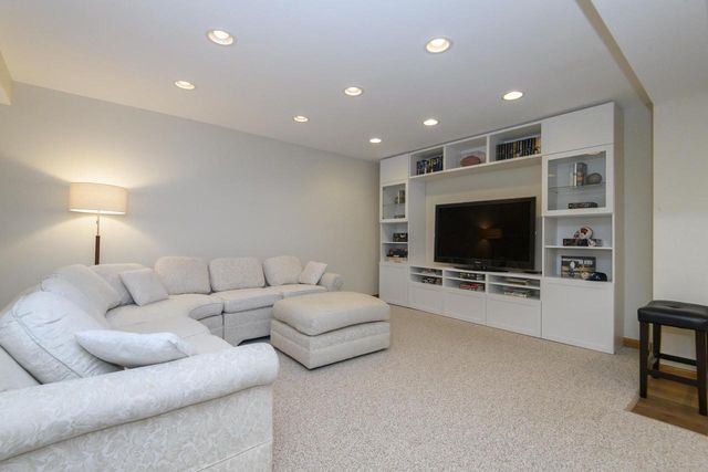 W302N1609 Crooked Creek COURT, Pewaukee, WI 53072