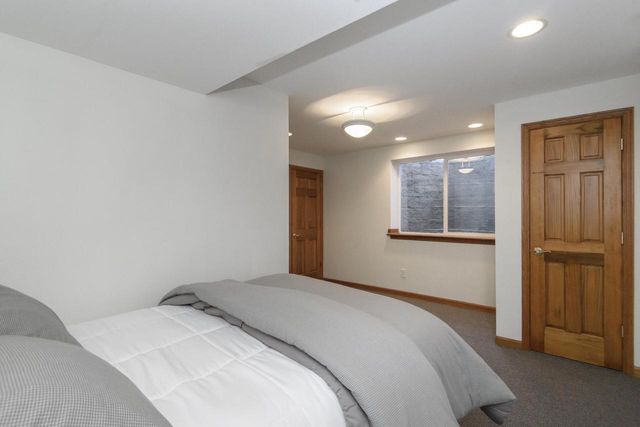 W302N1609 Crooked Creek COURT, Pewaukee, WI 53072