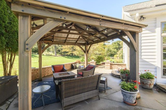 W302N1609 Crooked Creek COURT, Pewaukee, WI 53072