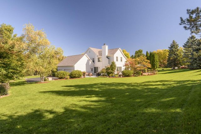 W302N1609 Crooked Creek COURT, Pewaukee, WI 53072