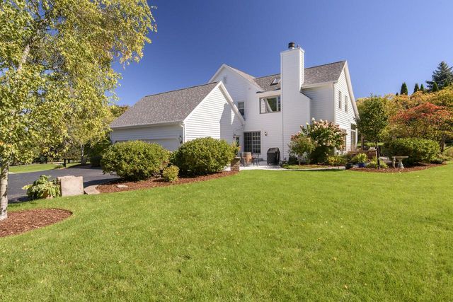 W302N1609 Crooked Creek COURT, Pewaukee, WI 53072