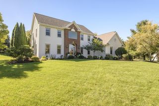 W302N1609 Crooked Creek COURT, Pewaukee, WI 53072