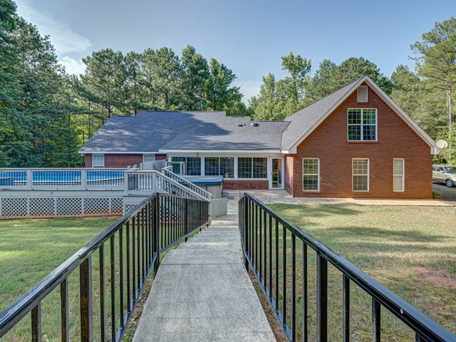49 Calhoun Creek Road, Hamilton, GA 31811