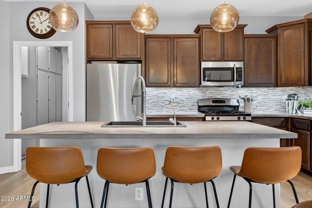 2042 E FLINTLOCK Drive, Gilbert, AZ 85298