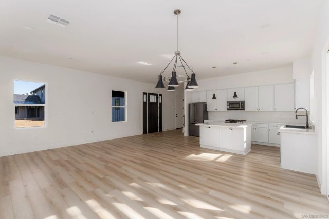 702 Passion Court, Vista, CA 92083