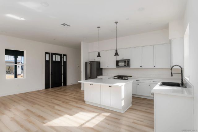 702 Passion Court, Vista, CA 92083