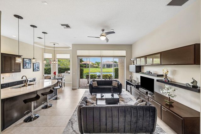 8769 Via Grande E, Wellington, FL 33411