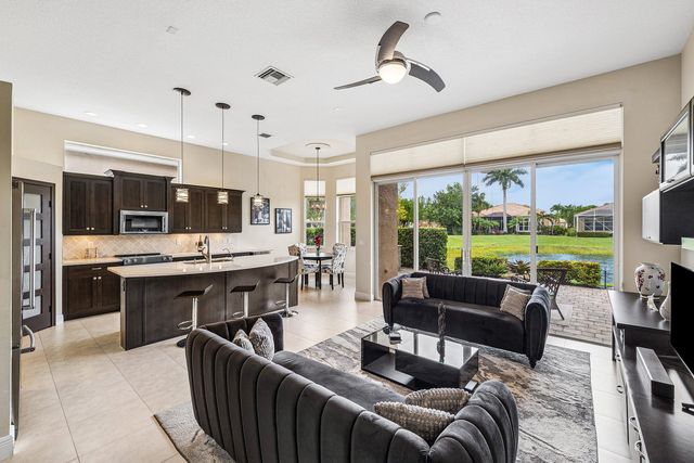 8769 Via Grande E, Wellington, FL 33411
