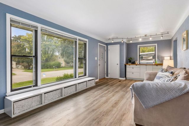 2128 Cohansey Boulevard, Roseville, MN 55113