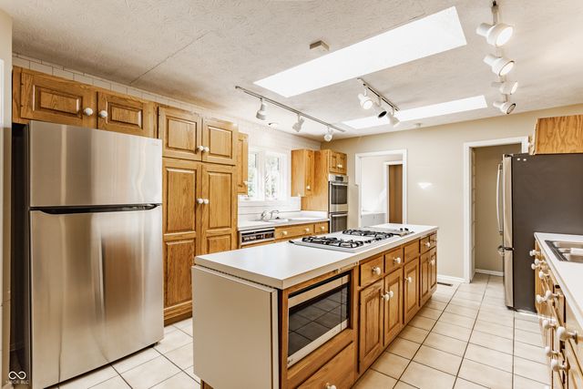 1732 Creekside Lane W, Carmel, IN 46032