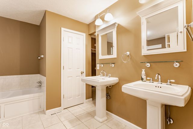 1732 Creekside Lane W, Carmel, IN 46032