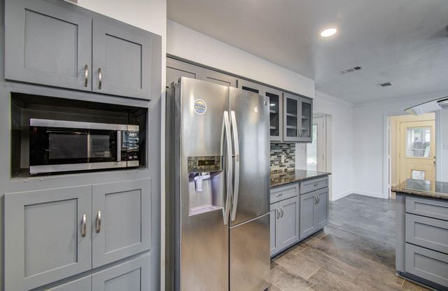 674 Ravensworth Drive, Conroe, TX 77302