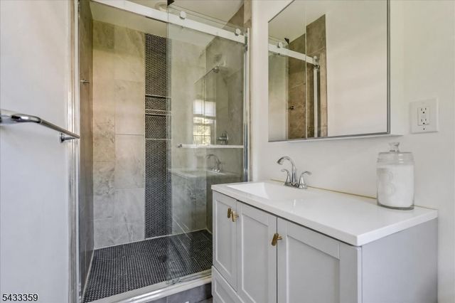 32 Brantwood Pl, Clifton City, NJ 07013