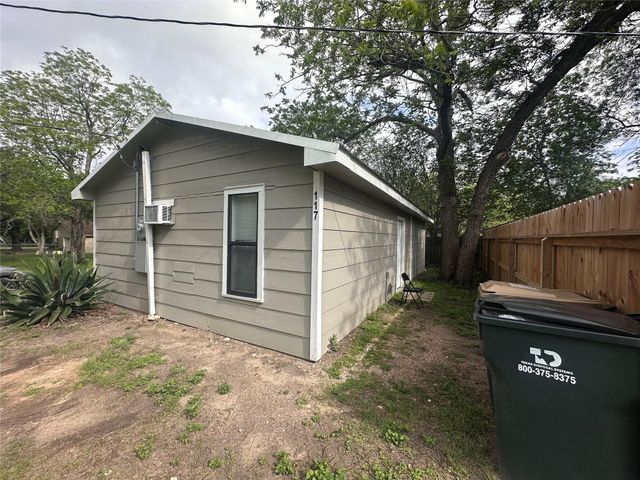 113 N Middle Street, Flatonia, TX 78941