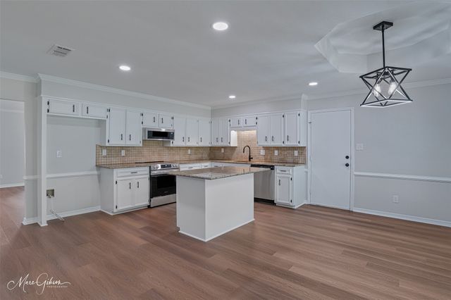 9852 Deepwoods Drive, Shreveport, LA 71118