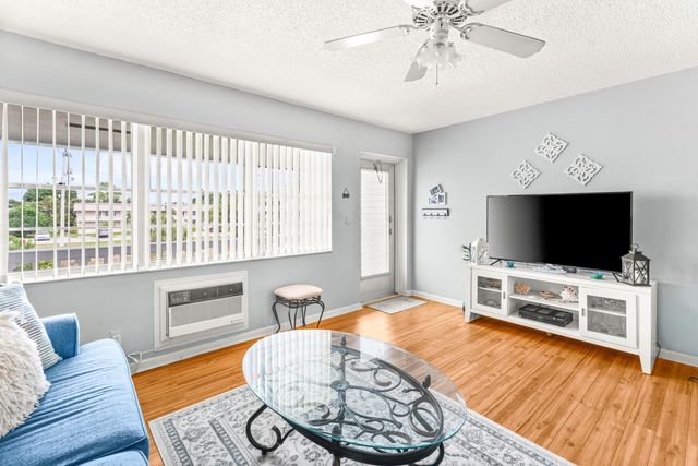 309 Sheffield M 309, West Palm Beach, FL 33417