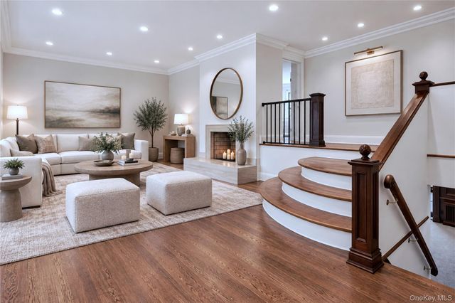 20 Earle Place, Manhasset, NY 11030