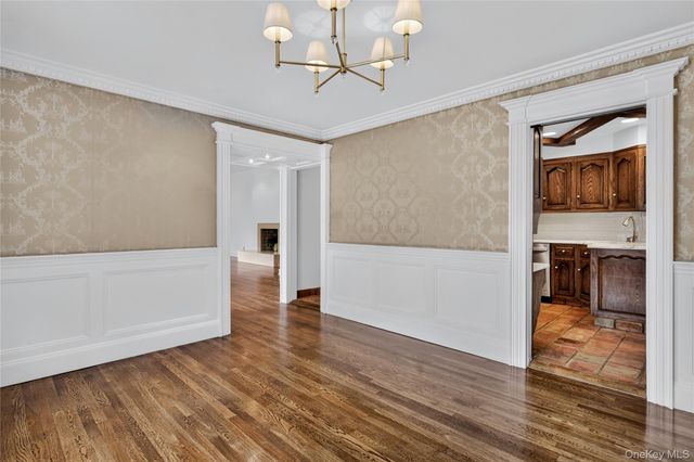 20 Earle Place, Manhasset, NY 11030