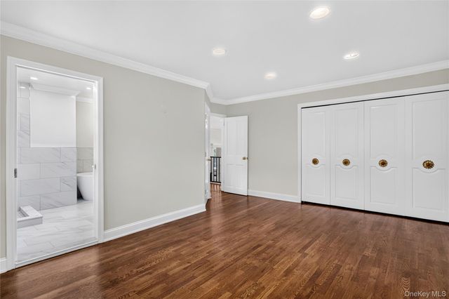 20 Earle Place, Manhasset, NY 11030