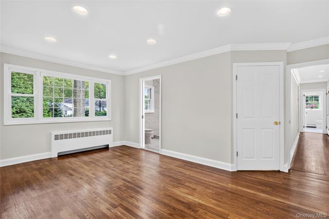 20 Earle Place, Manhasset, NY 11030