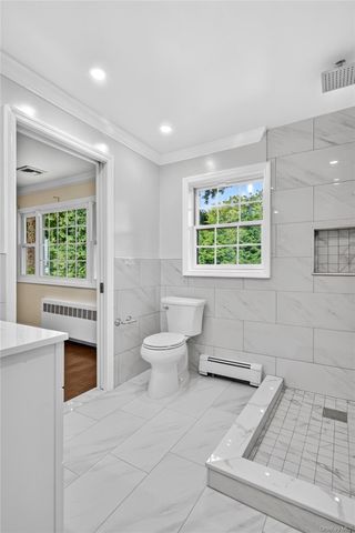 20 Earle Place, Manhasset, NY 11030