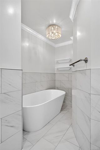20 Earle Place, Manhasset, NY 11030