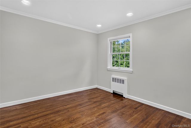 20 Earle Place, Manhasset, NY 11030