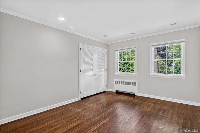 20 Earle Place, Manhasset, NY 11030