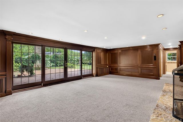 20 Earle Place, Manhasset, NY 11030