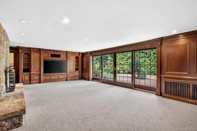 20 Earle Place, Manhasset, NY 11030