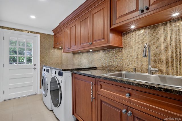 20 Earle Place, Manhasset, NY 11030