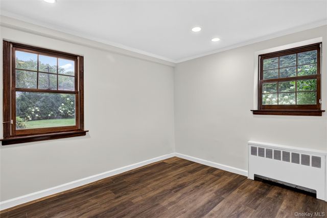 20 Earle Place, Manhasset, NY 11030