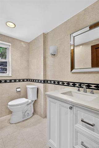 20 Earle Place, Manhasset, NY 11030