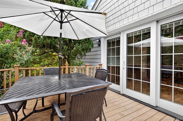 20 Earle Place, Manhasset, NY 11030