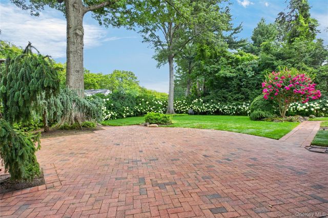 20 Earle Place, Manhasset, NY 11030