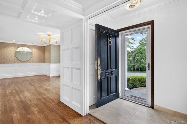 20 Earle Place, Manhasset, NY 11030
