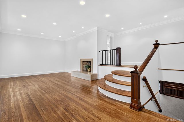20 Earle Place, Manhasset, NY 11030