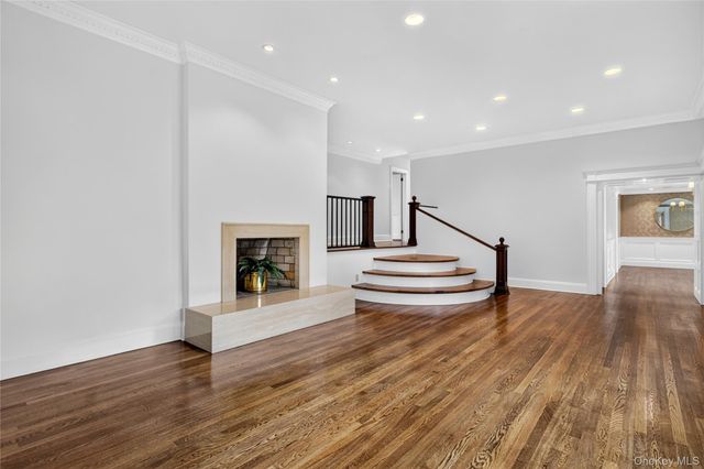 20 Earle Place, Manhasset, NY 11030