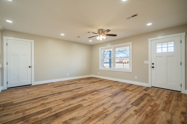 703 9th St, Lawrenceburg, TN 38464