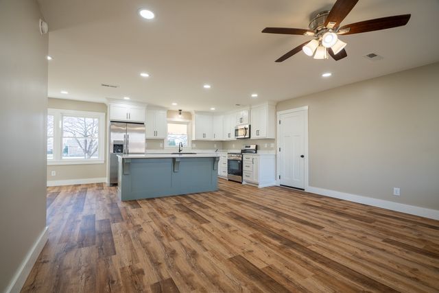 703 9th St, Lawrenceburg, TN 38464