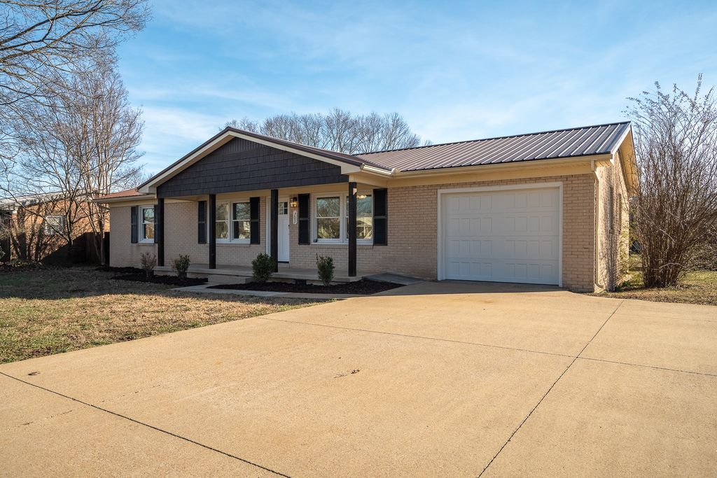 703 9th St, Lawrenceburg, TN 38464