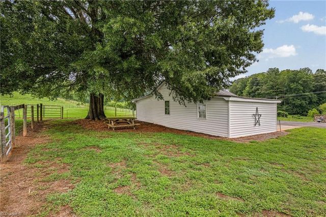 1824 Binkley Road, East Bend, NC 27018