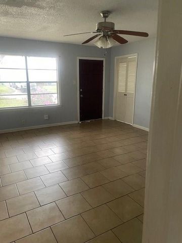 1710 14th Avenue N, Texas City, TX 77590